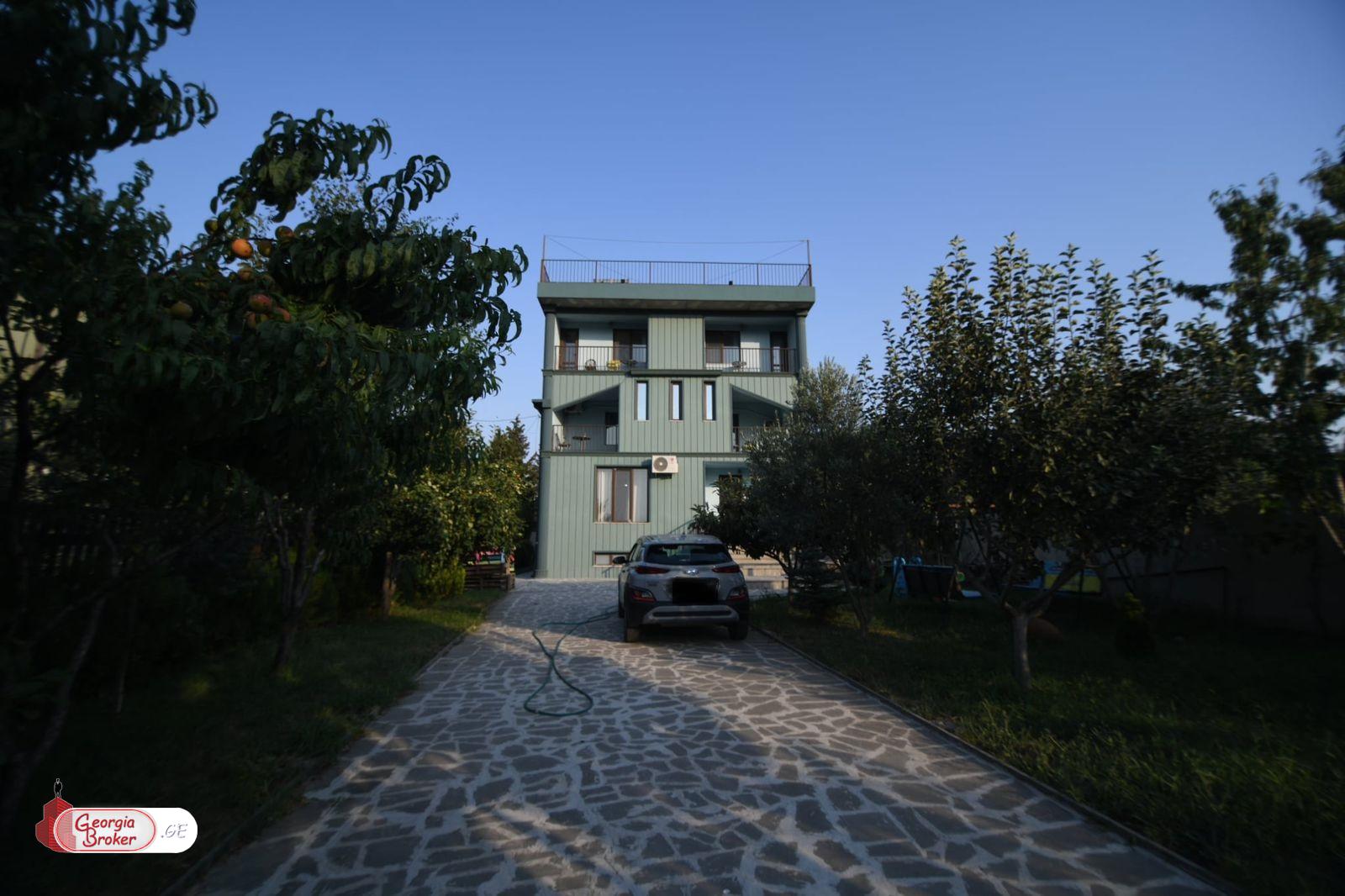 nearly repaired 14-room house for sale